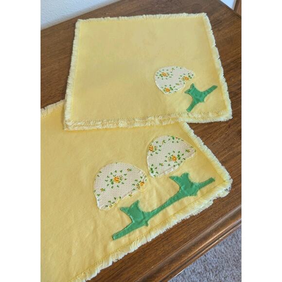 Vintage 70s Yellow Placemats Napkins Set of 4 Patchwork Mushrooms - Picture 1 of 11